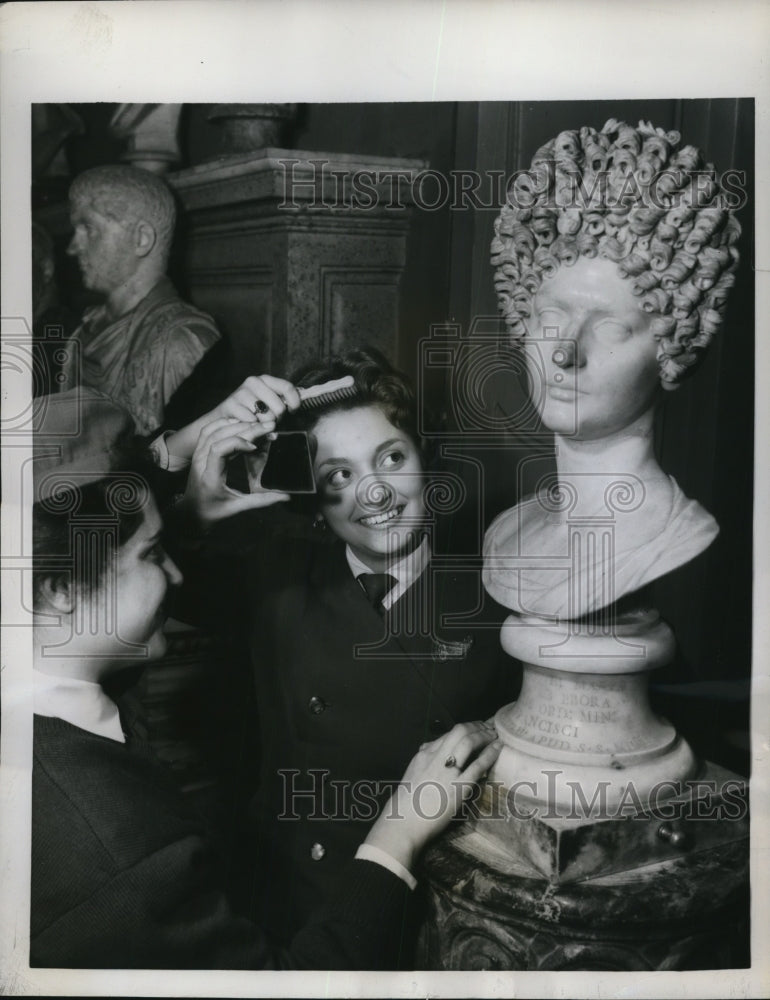 1959 Press Photo Air Hostess Amalia De Santis in Rome&#39;s Capital Museum. - Historic Images