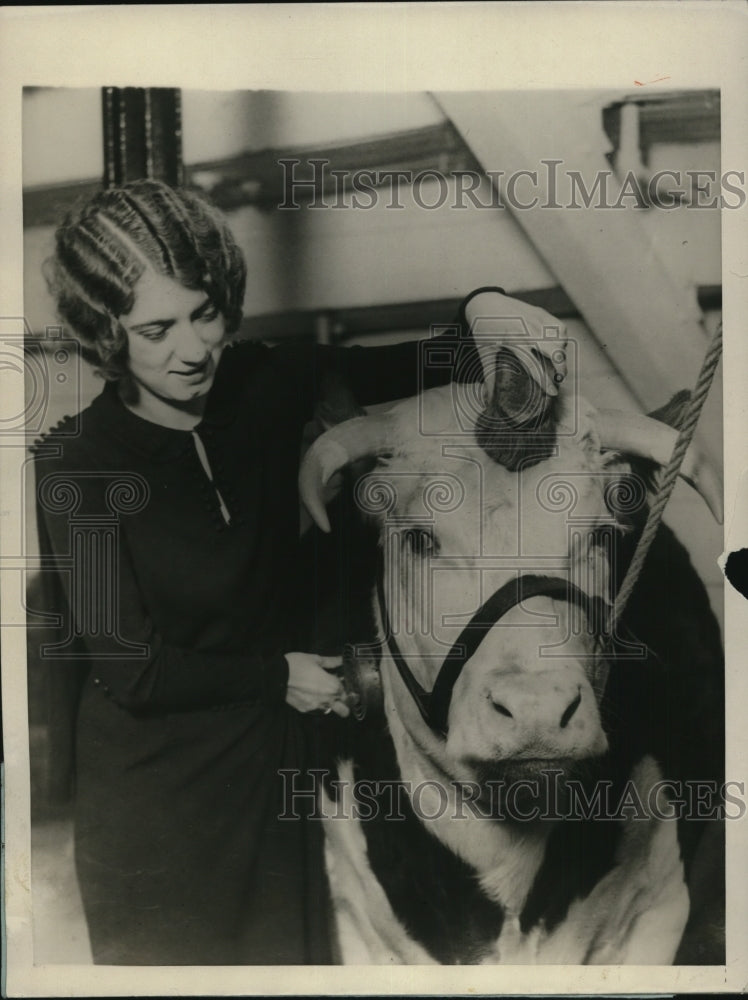 1928 Press Photo Emily Krahn with Lady Woodburn 54th Prizewinning Hereford - Historic Images