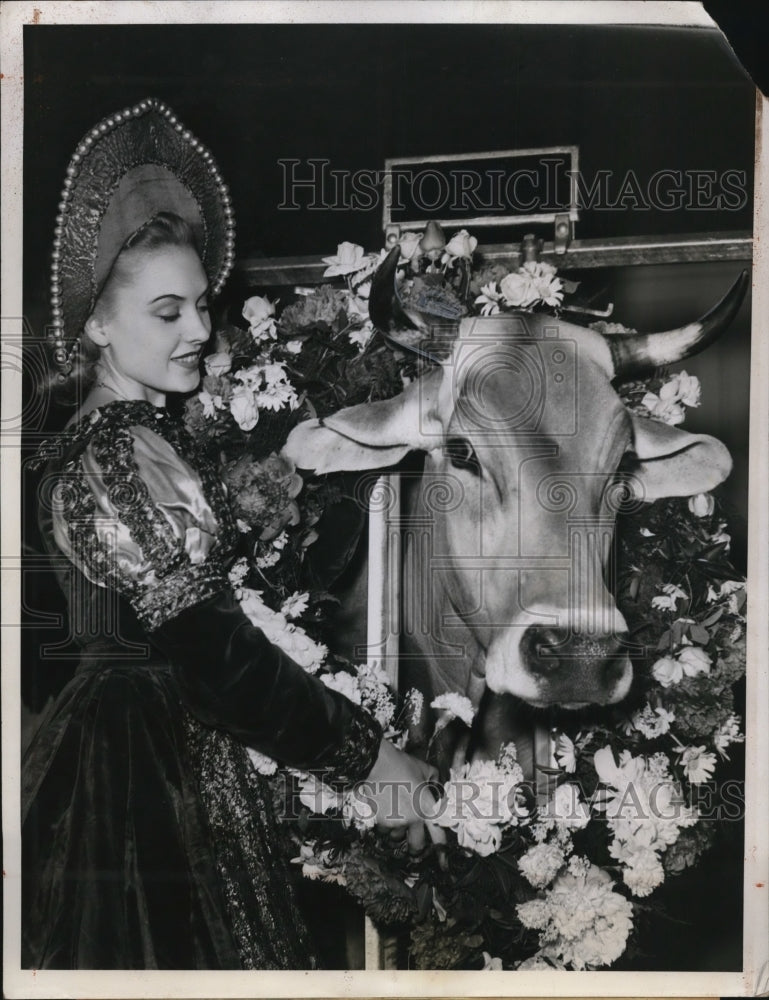 1939 Press Photo Jane Moore Places Wreath Around Queen Catherine Howard - Historic Images