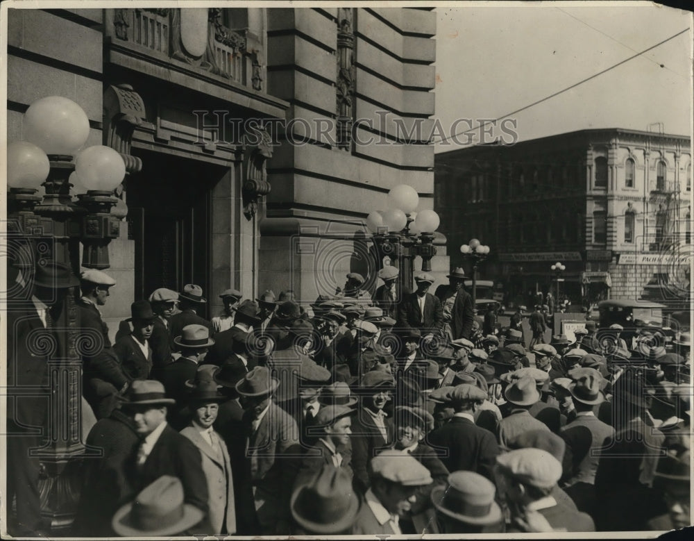 1924 Press Photo Crowd swarms L.A. US Disctrict Court Bldg to watch Elk Hills - Historic Images