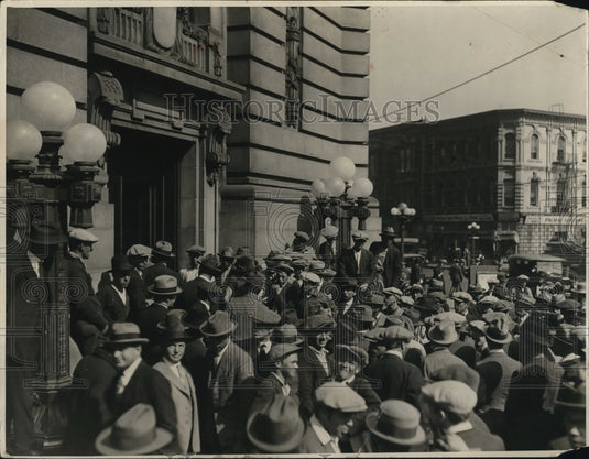 1924 Press Photo Crowd swarms L.A. US Disctrict Court Bldg to watch Elk Hills - Historic Images