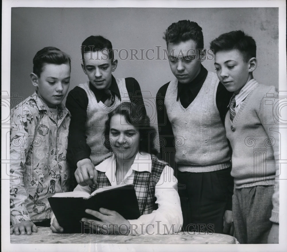 1952 Press Photo Mrs. Ardula Lennon get helps by her sons dong her assignment. - Historic Images