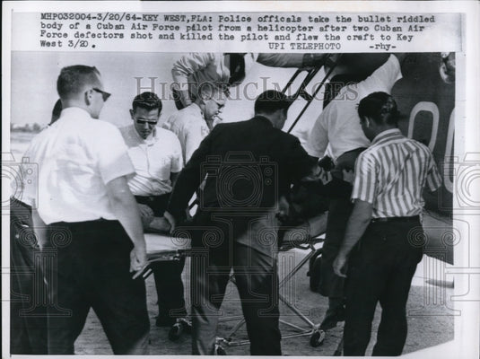 1964 Press Photo Police carries Dead body of Two Cuban Air Force Pilot k - Historic Images
