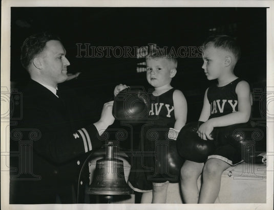 1940 Press Photo Lieutenant C.R. Almdren with his sons, Bobby, 3 and Billy, 5 - Historic Images