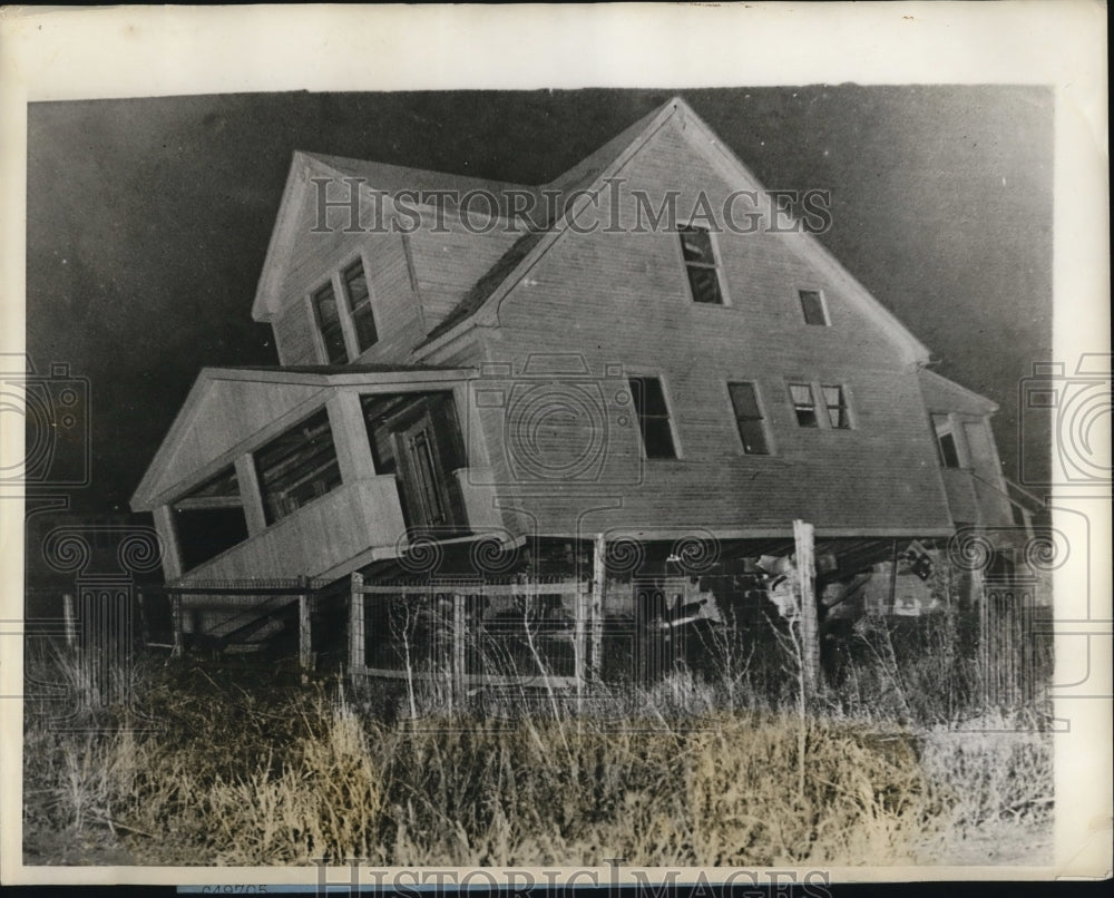 1927 Press Photo Freak Cyclone Lifted Two-storey House - Historic Images