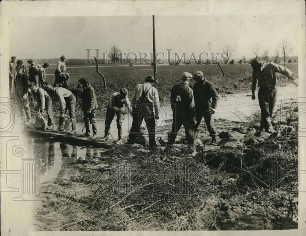 1929 Workers Use Sandbags to Stem Flooding Mississippi River-Historic Images