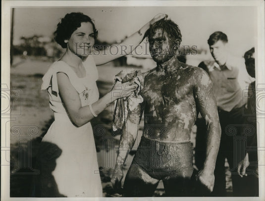 1934 Press Photo Betty Tanner tries to find Bill Eschrich's face-Mud Slinging - Historic Images