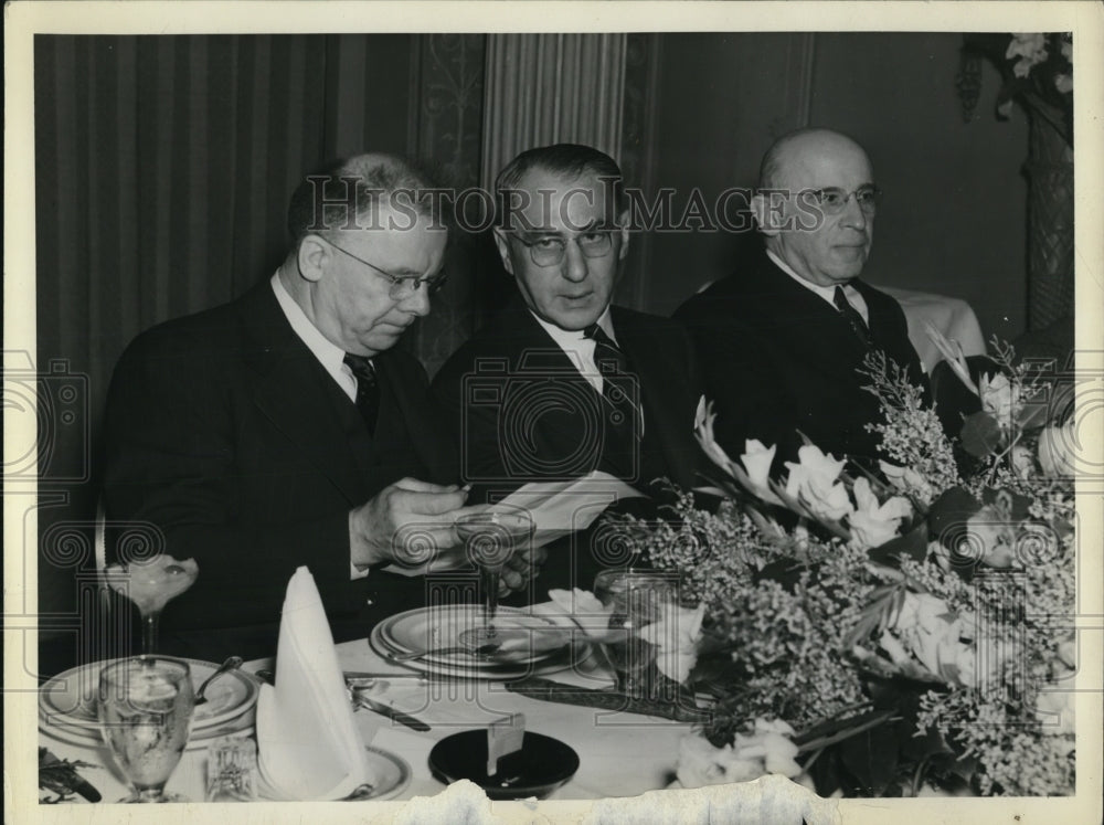 1940 Press Photo Leo Krzycki, Beryl Peppercorn and Paul L, Feiss at a meeting - Historic Images