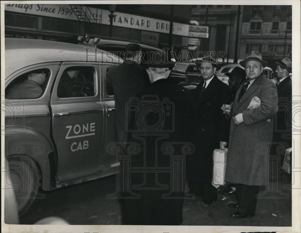 1941 Press Photo Group of people waiting for cabs - Historic Images