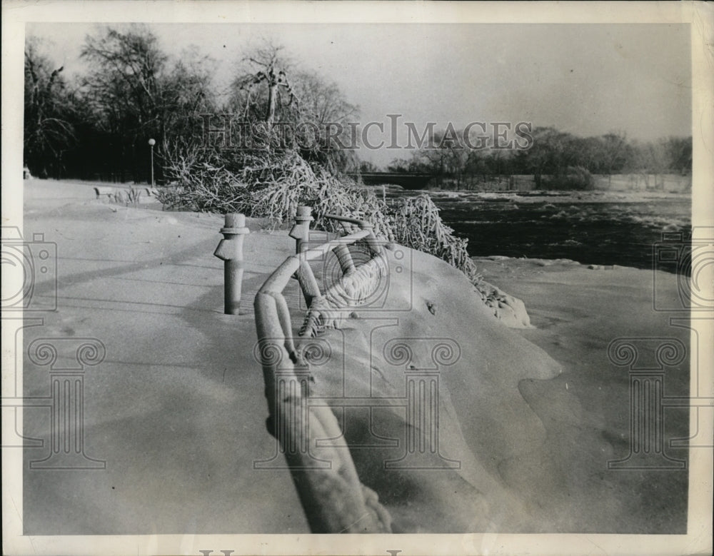 1945 Press Photo A fence near the American falls forms a decorative winter time - Historic Images