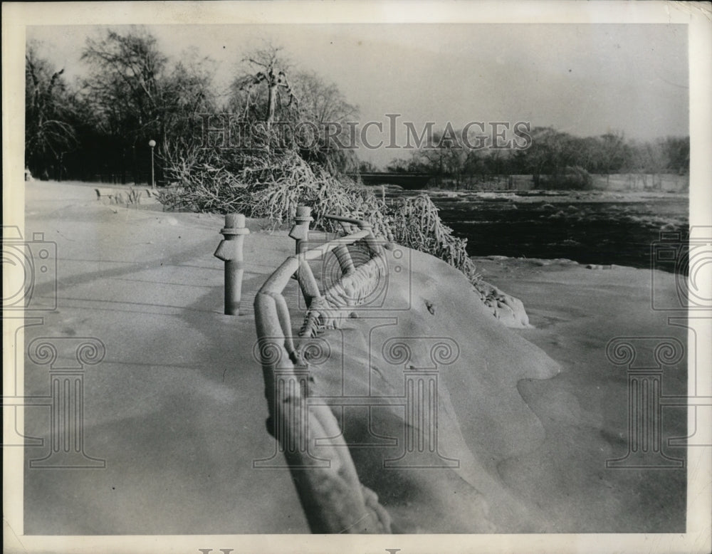 1945 Press Photo A fence near the American falls forms a decorative winter time - Historic Images