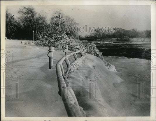 1945 Press Photo A fence near the American falls forms a decorative winter time - Historic Images