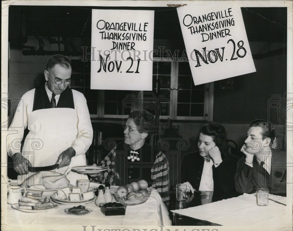 1940 Press Photo Mr and Mrs HT Clark of Orangeville celebrating Thanksgiving - Historic Images