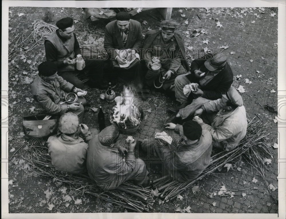 1957 Press Photo Rome-Municipal Gardeners gather around Campfire in the street - Historic Images