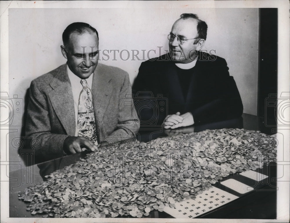 1948 Press Photo Father Stempel, church pastor buys a new Buick with his dimes - Historic Images