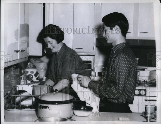 1959 Press Photo Hiro helps with the house while staying in the United States - Historic Images