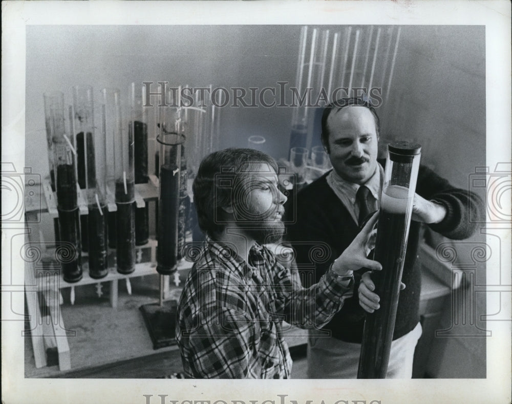 Press Photo Curt Kruemer, a geology student and his professor Murray McComas - Historic Images