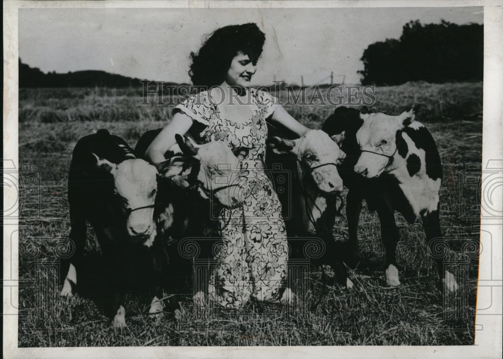 1945 Press Photo Vinnie with the Quadruplet Calves at the C.D. Lucas Farm - Historic Images