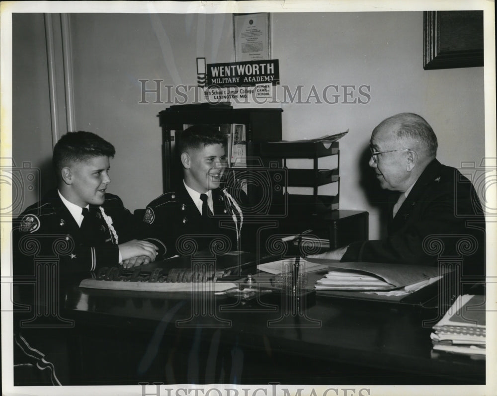 1957 Press Photo Col Lester B Wikoff counsels the Spence twins - Historic Images