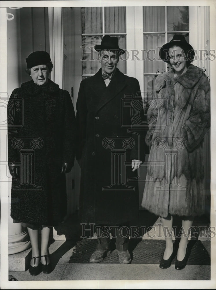 1938 Press Photo Mrs. Ernest martin Hopkins, her husband and daughter, Dorothy - Historic Images