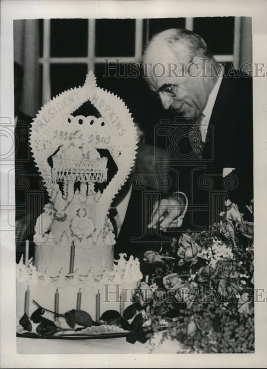 1941 Press Photo Martin Hopkins cuts an birthday cake presented to him - Historic Images