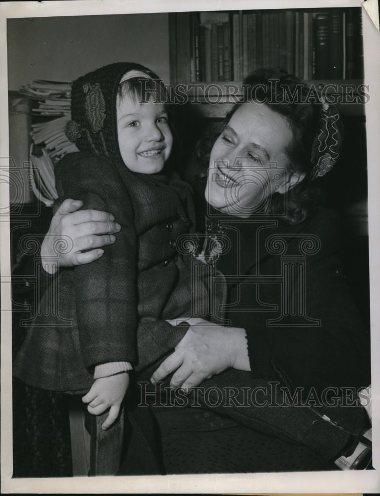 1947 Press Photo Mrs. Rose Nicoll and daughter Rosemary, 2. - Historic Images