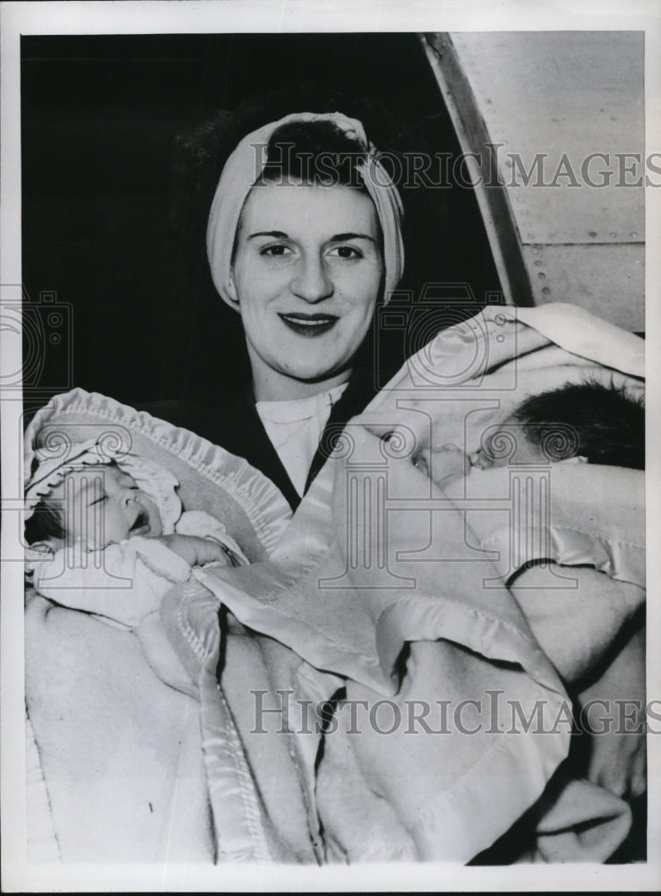 1947 Press Photo Twins Loraine Mary (L) &amp; Lorraine Marie w/ mother Mrs. Nishmoto - Historic Images