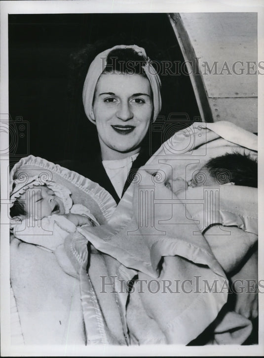 1947 Press Photo Twins Loraine Mary (L) & Lorraine Marie w/ mother Mrs. Nishmoto - Historic Images