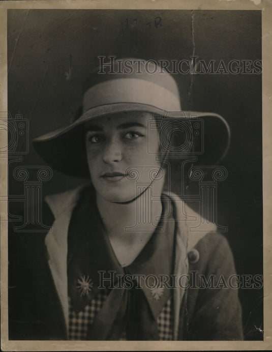 1920 Press Photo Mildred Affleck, rich girl who works for twenty cents a week - Historic Images
