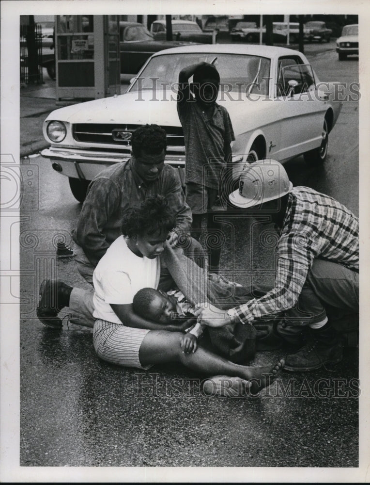 1966 Press Photo Bernard Taylor with his mother, Thelma after struck by a truck - Historic Images