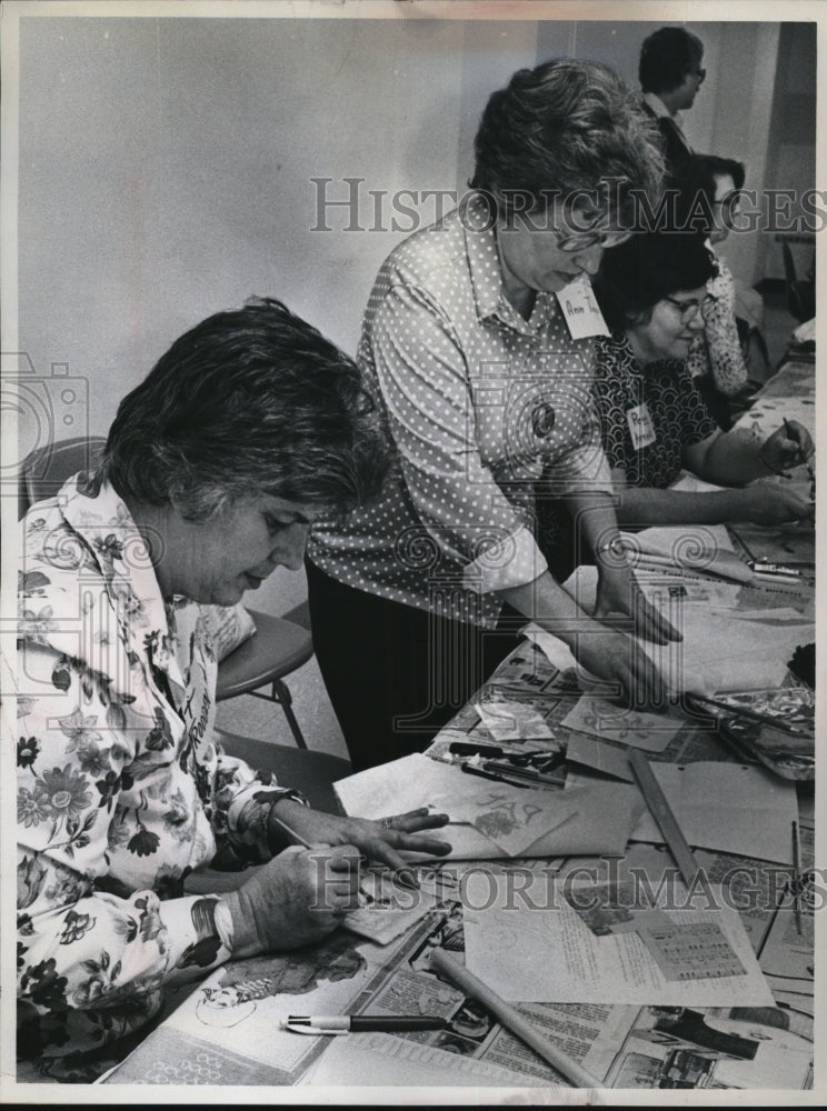 1976 Press Photo Pat Trodden and Ann Taylor making prints - Historic Images