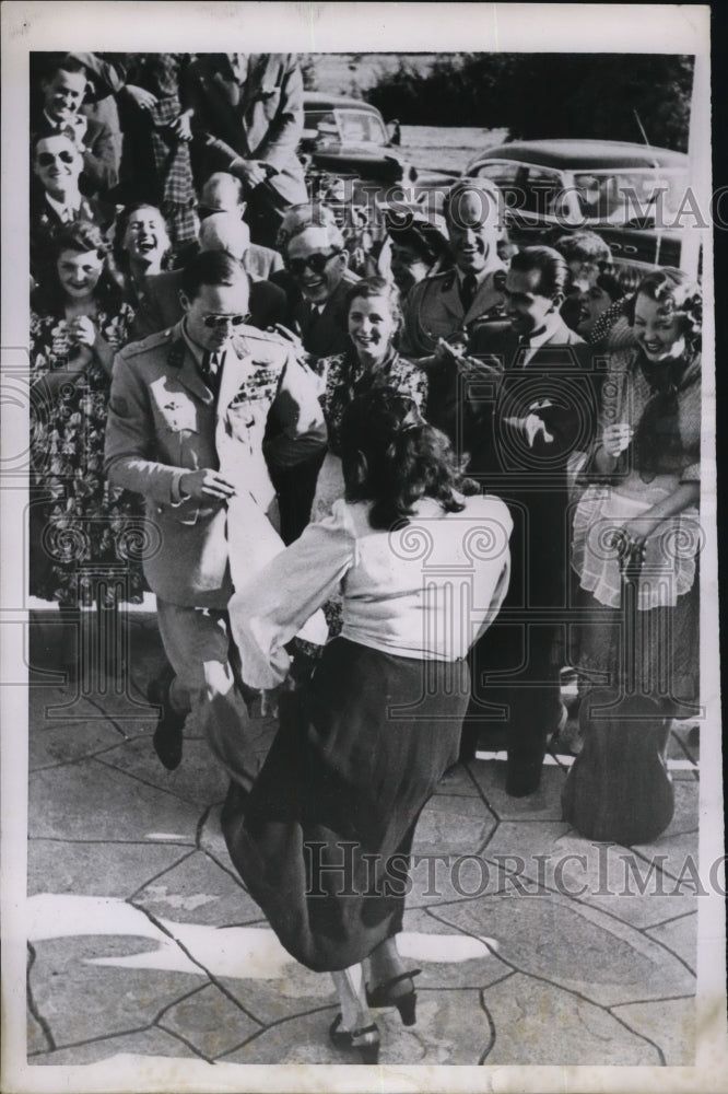 1951 Press Photo Santiago Chile Prince Bernhard of the Netherlands tries Chilean - Historic Images