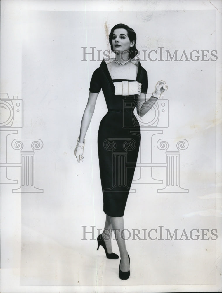 1955 Press Photo New York Oleg Cassini designs a whisper slim sheath for spring - Historic Images