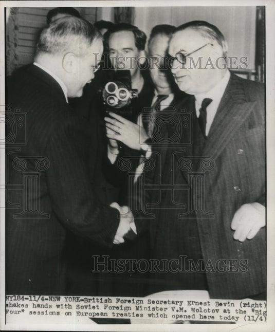 1946 Press Photo New York British Foreign Secretar Ernest Bevin shakes hands - Historic Images