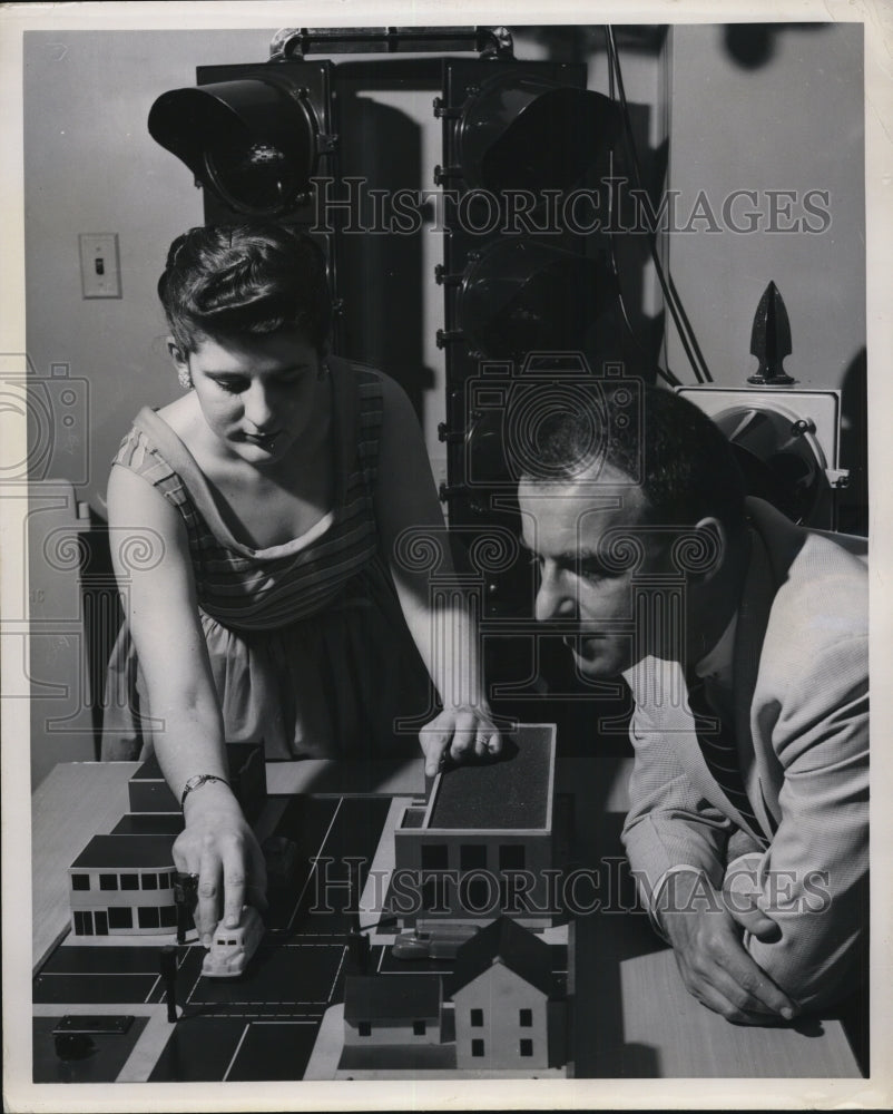 1954 Press Photo a technician of General Electric Company&#39;s Outdoor Lighting - Historic Images