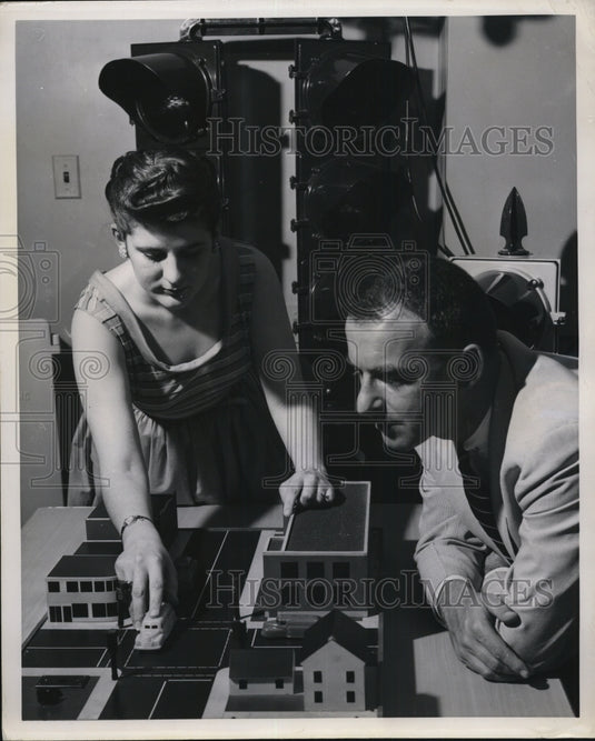 1954 Press Photo a technician of General Electric Company's Outdoor Lighting - Historic Images