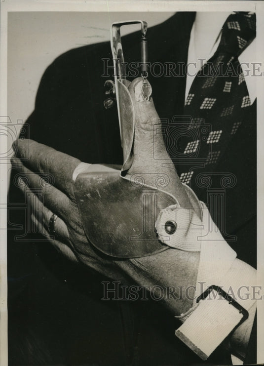 1939 Press Photo The new splint, designed to keep broken thumbs rigid - Historic Images