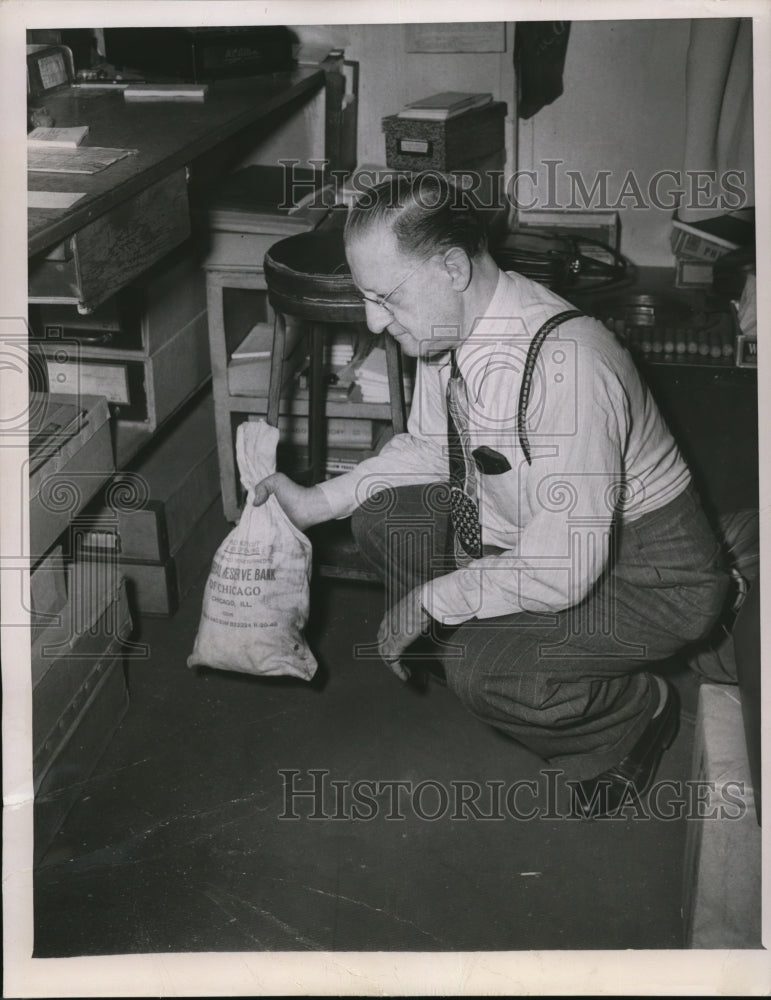 1950 Press Photo Manager Frank Cantor was robbed by three bandits - Historic Images