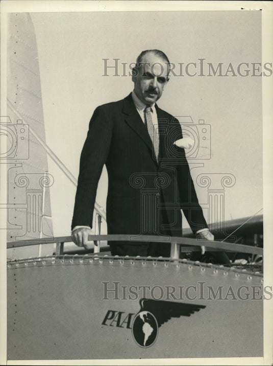 1937 Press Photo Miguel Casares of Buenos Aires boards flying clipper for flight - Historic Images