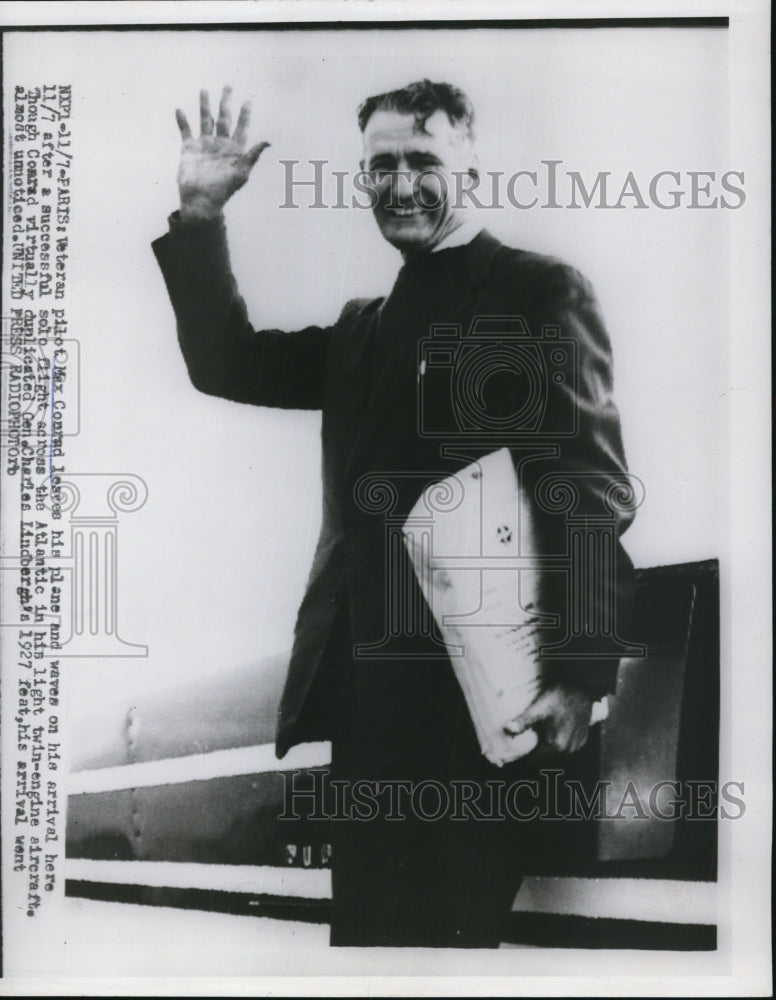 1954 Press Photo Paris Max Conrad leaves his plane on arrival after a successful - Historic Images