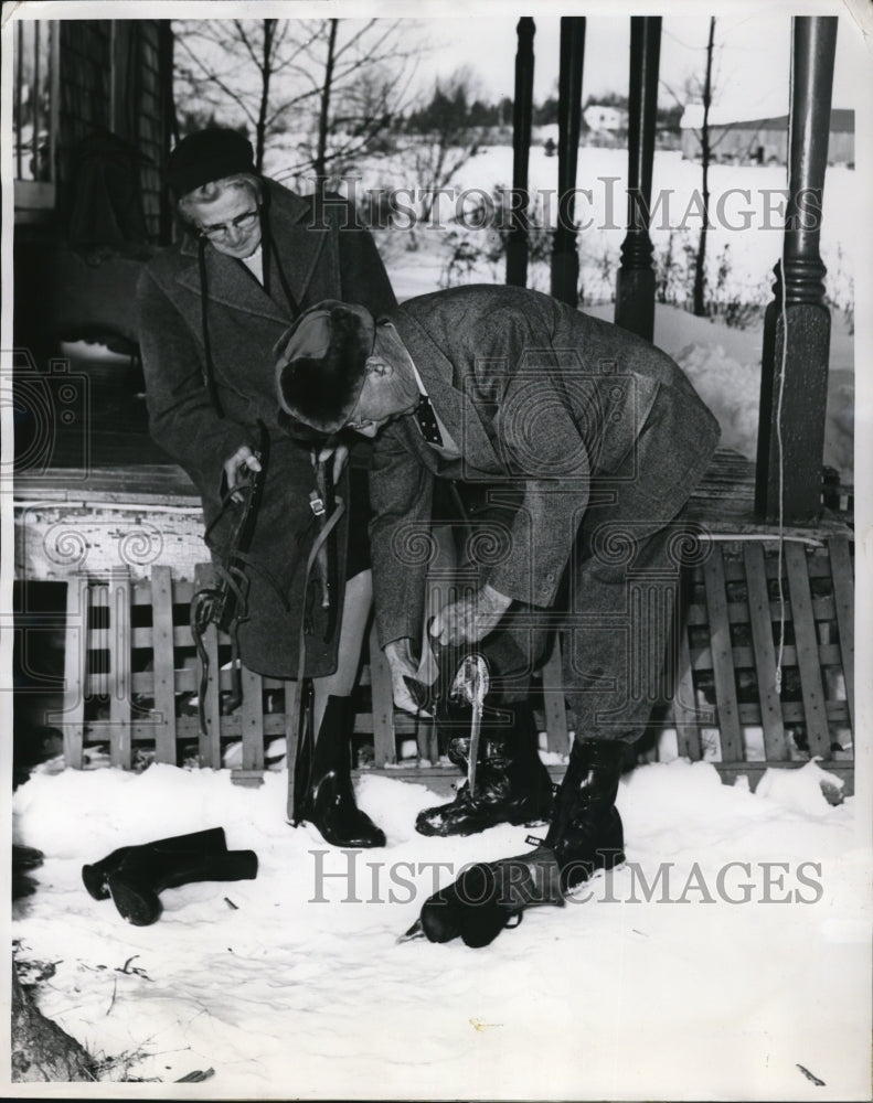 1960 Press Photo Mr. David Athrton with his wife as they prepare to skate - Historic Images