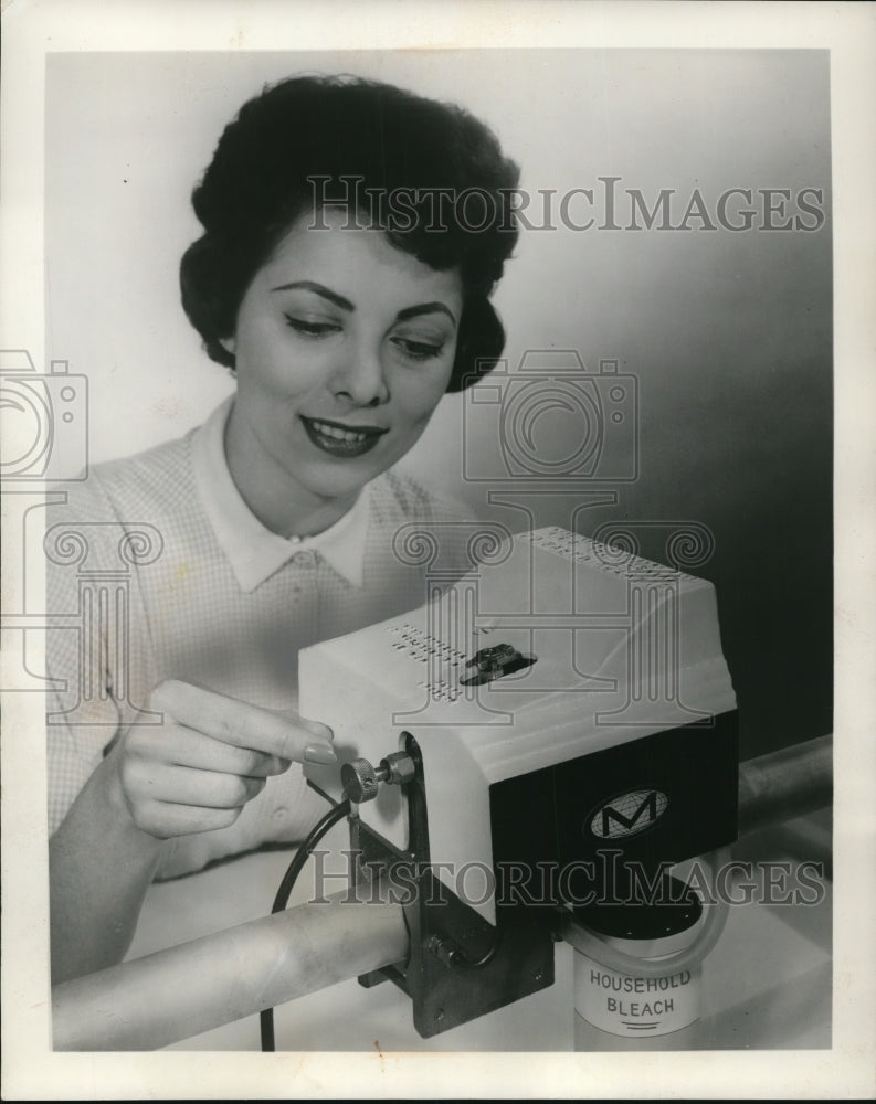 1959 Press Photo Clayton Mark electric chlorinator for water purification - Historic Images