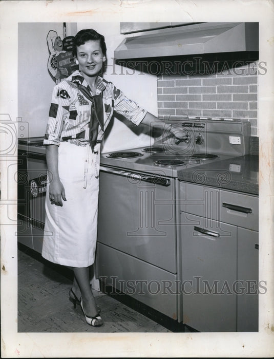 1957 Press Photo Elictri Key kitchen range , Sue Russell with GE product - Historic Images