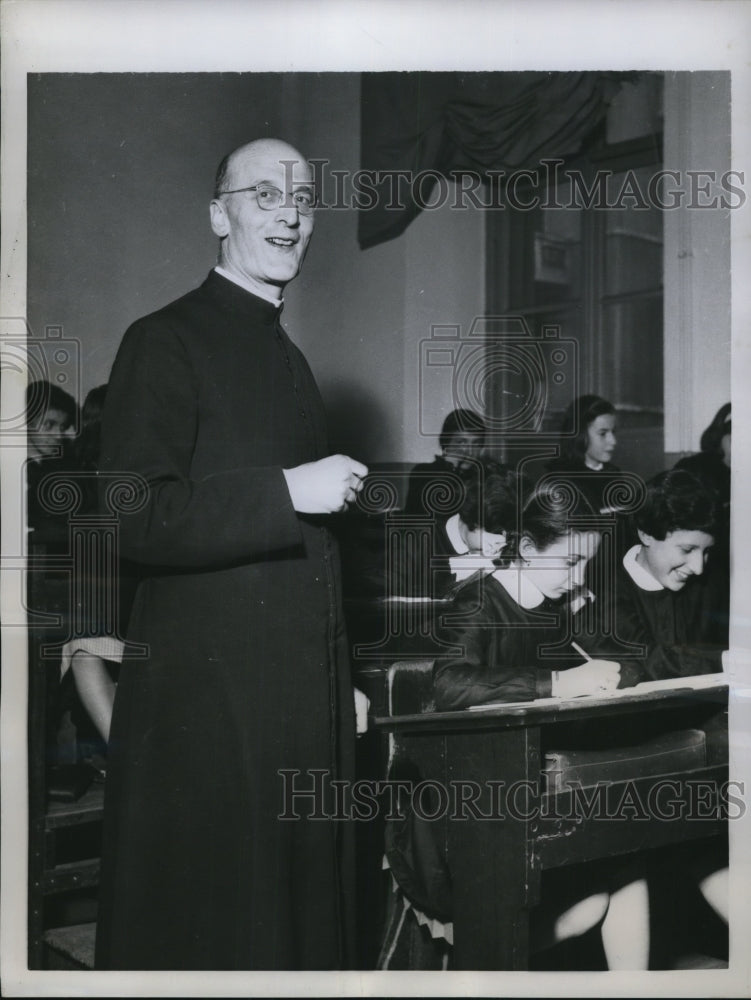 1959 Press Photo Turin Italy Msgr. Michele Peyron teaches principles of fashion