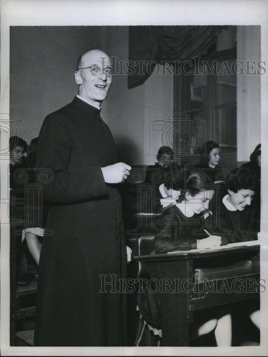1959 Press Photo Turin Italy Msgr. Michele Peyron teaches principles of fashion - Historic Images