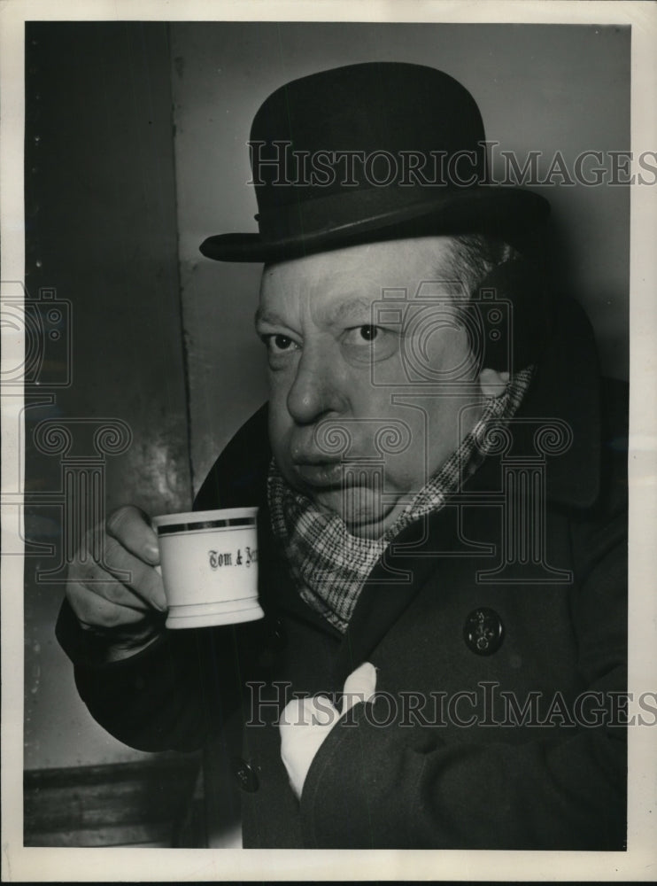 1949 Press Photo La Calif Jack Andres in earmuffs &amp; scarf for cold weather - Historic Images