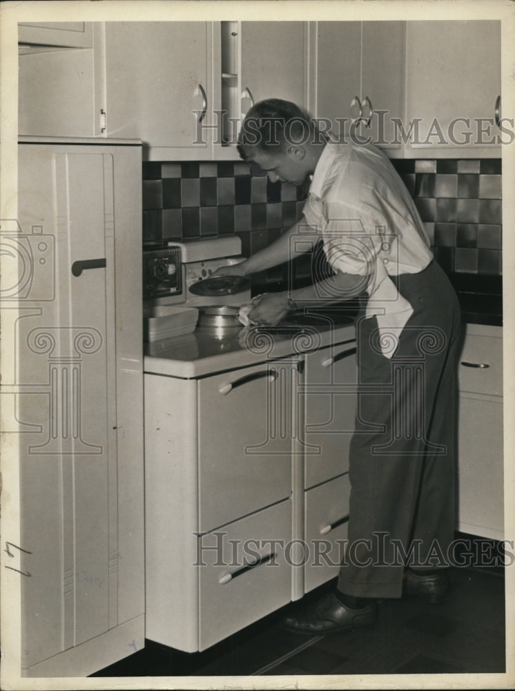 1940 Press Photo Electric stove range cooktop demonstrated - Historic Images