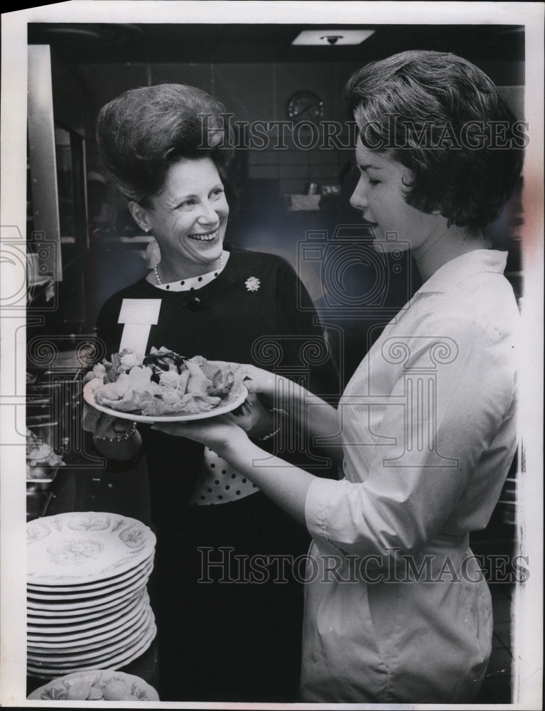 1966 Press Photo Mrs James B Allen, Elizabeth Demerritt at a luncheon - Historic Images