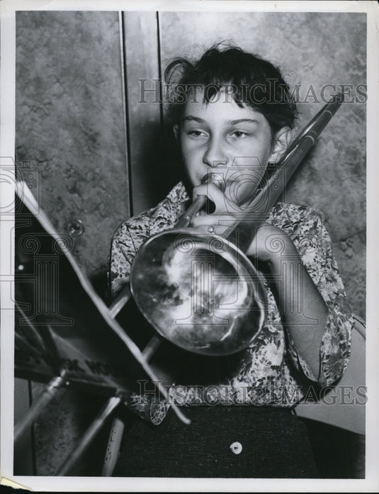 1959 Press Photo Linda Aaronson age 12 playinf the trombone - Historic Images