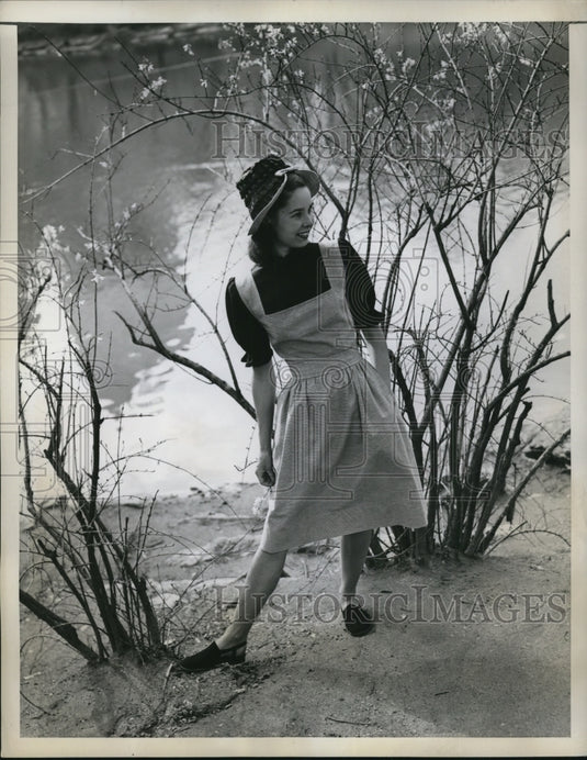 1946 Press Photo Pinafore dress in black & yellow chambray - Historic Images